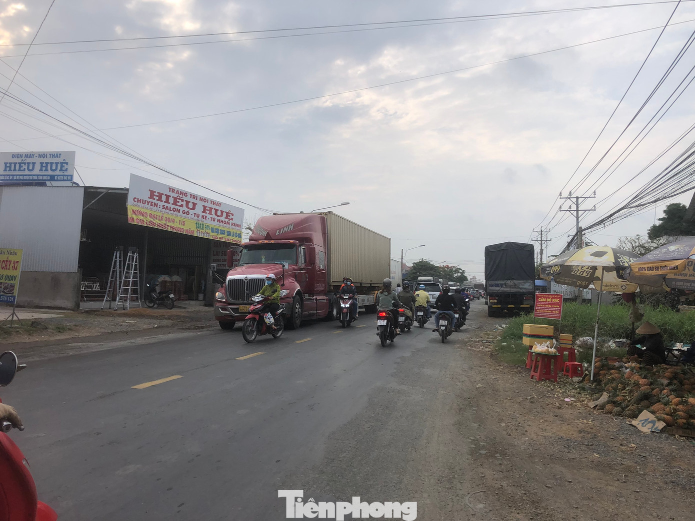 Xe tải đỗ bên đường chiếm trọn làn đường dành cho xe máy lưu thông.