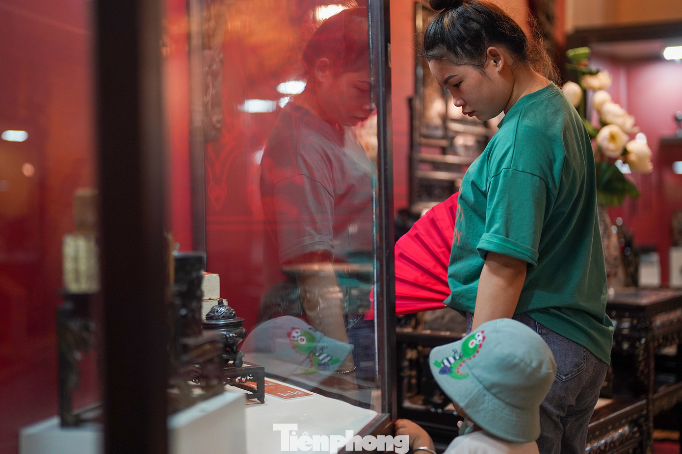 Một du khách dẫn con đến xem các hiện vật đứng trầm ngâm khá lâu.