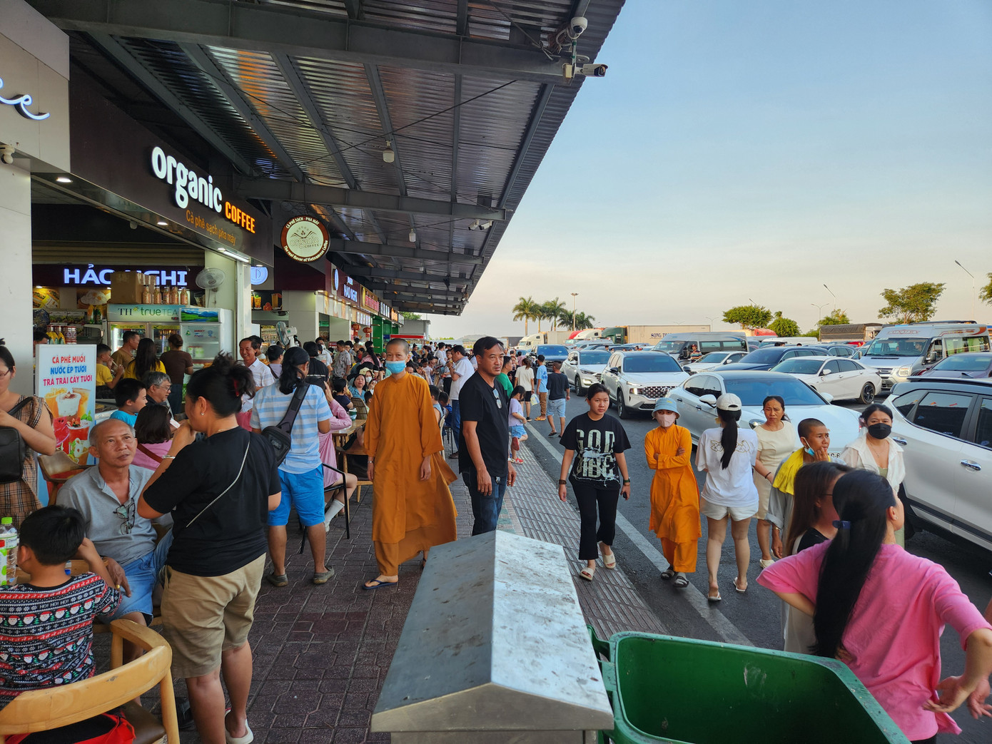 Việc rời đi cũng mất khá nhiều thời gian vì không dễ di chuyển trong điều kiện xe cộ đông đúc. Việc rời đi cũng mất khá nhiều thời gian vì không dễ di chuyển trong điều kiện xe cộ đông đúc.