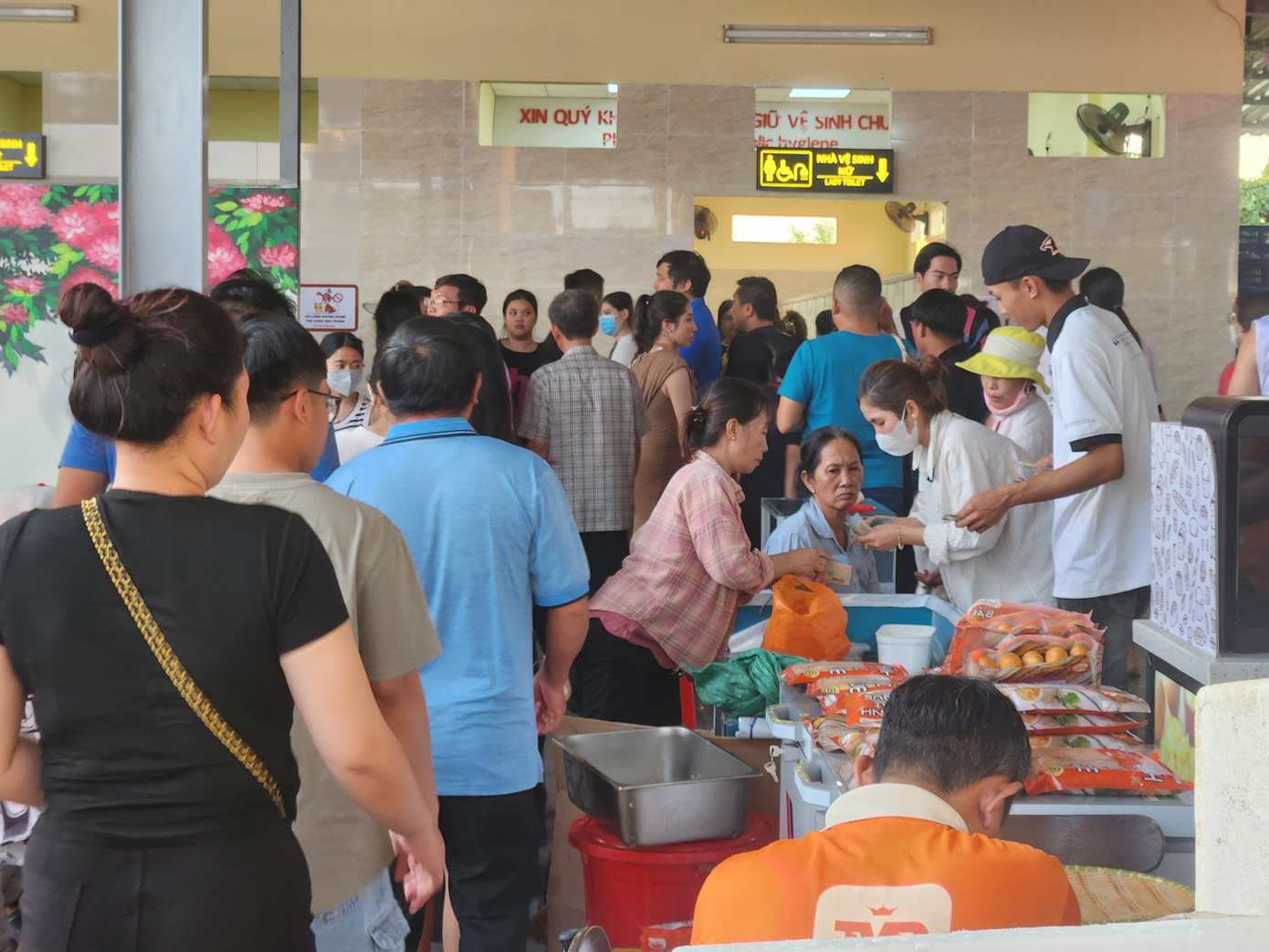 Nhà vệ sinh gần như quá tải. Một nhân viên lau dọn cho biết tình trạng quá tải bắt đầu từ 29/4. Nhà vệ sinh gần như quá tải. Một nhân viên lau dọn cho biết tình trạng quá tải bắt đầu từ 29/4.