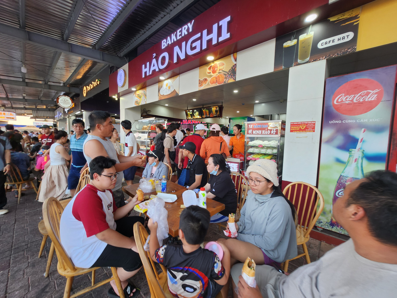 Các hàng quán trong trạm dừng chân cũng đông nghịt khách. Một tài xế chia sẻ, anh đi liên tục 9 tiếng đồng hồ trên cao tốc từ Quy Nhơn (Bình Định) về đến trạm này thì dừng lại nghỉ. Các hàng quán trong trạm dừng chân cũng đông nghịt khách. Một tài xế chia sẻ, anh đi liên tục 9 tiếng đồng hồ trên cao tốc từ Quy Nhơn (Bình Định) về đến trạm này thì dừng lại nghỉ.