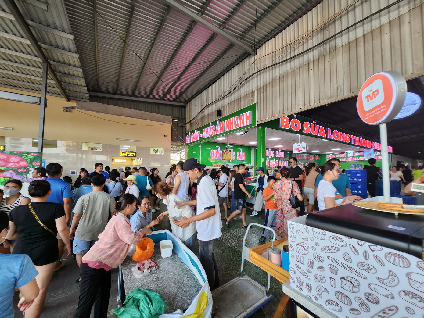 Các hàng quán trong trạm dừng chân cũng đông nghịt khách. Một tài xế chia sẻ, anh đi liên tục 9 tiếng đồng hồ trên cao tốc từ Quy Nhơn (Bình Định) về đến trạm này thì dừng lại nghỉ. Các hàng quán trong trạm dừng chân cũng đông nghịt khách. Một tài xế chia sẻ, anh đi liên tục 9 tiếng đồng hồ trên cao tốc từ Quy Nhơn (Bình Định) về đến trạm này thì dừng lại nghỉ.