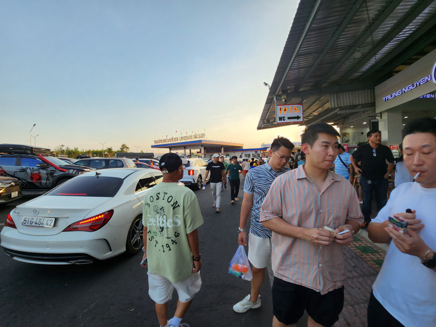 Việc rời đi cũng mất khá nhiều thời gian vì không dễ di chuyển trong điều kiện xe cộ đông đúc. Việc rời đi cũng mất khá nhiều thời gian vì không dễ di chuyển trong điều kiện xe cộ đông đúc.