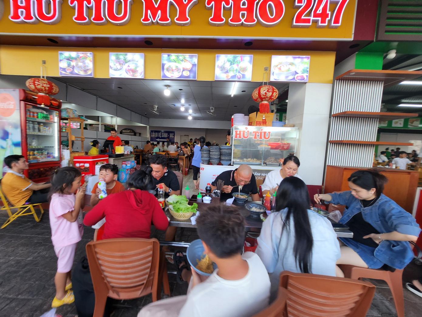 Việc rời đi cũng mất khá nhiều thời gian vì không dễ di chuyển trong điều kiện xe cộ đông đúc. Việc rời đi cũng mất khá nhiều thời gian vì không dễ di chuyển trong điều kiện xe cộ đông đúc.