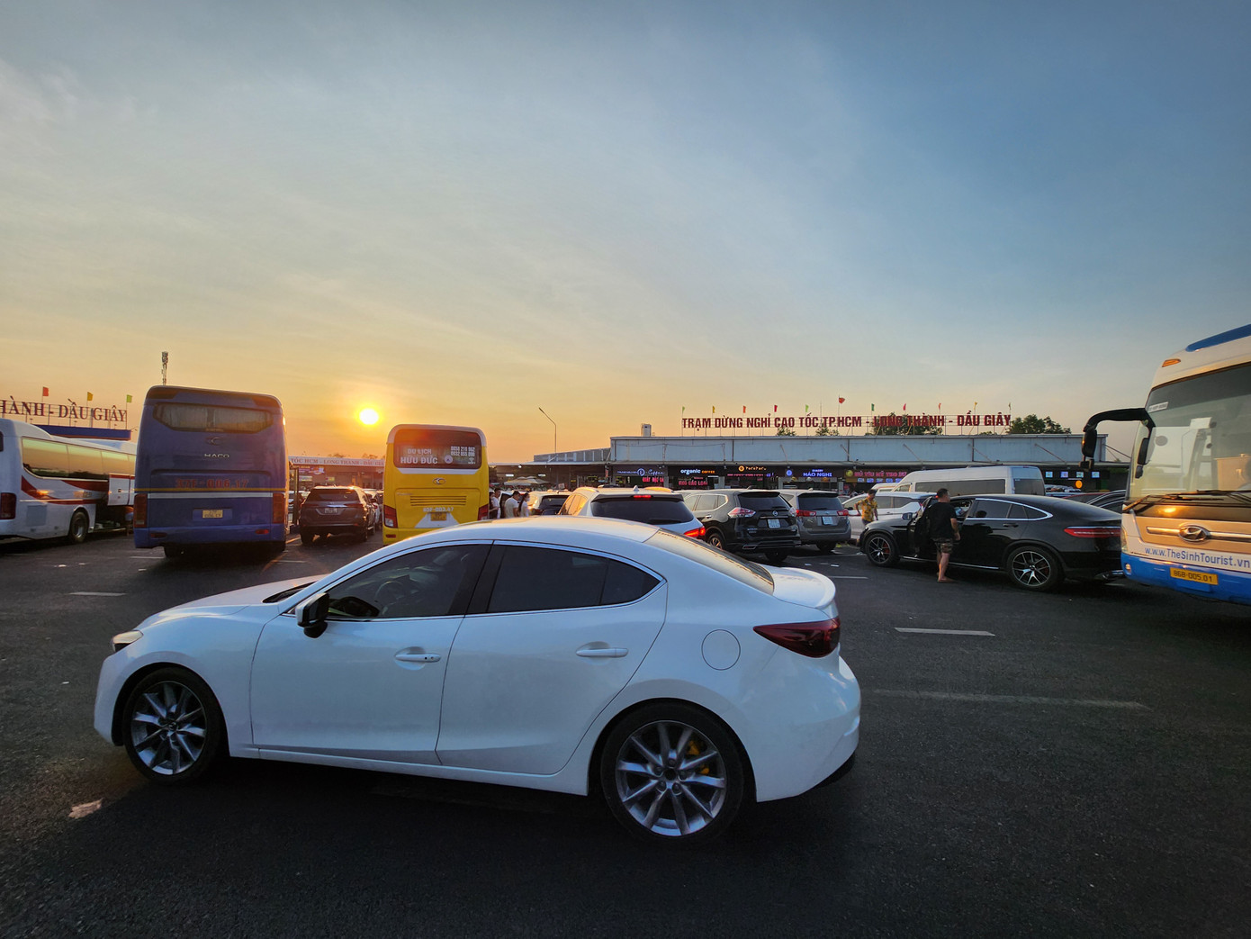 Chiều 1/5, ghi nhận của PV Tiền Phong, dòng người và xe cộ đổ về TPHCM đông nghịt trên cao tốc Long Thành-Dầu Giây. Trạm dừng chân trên cao tốc này ken kín khách. Chiều 1/5, ghi nhận của PV Tiền Phong, dòng người và xe cộ đổ về TPHCM đông nghịt trên cao tốc Long Thành-Dầu Giây. Trạm dừng chân trên cao tốc này ken kín khách.