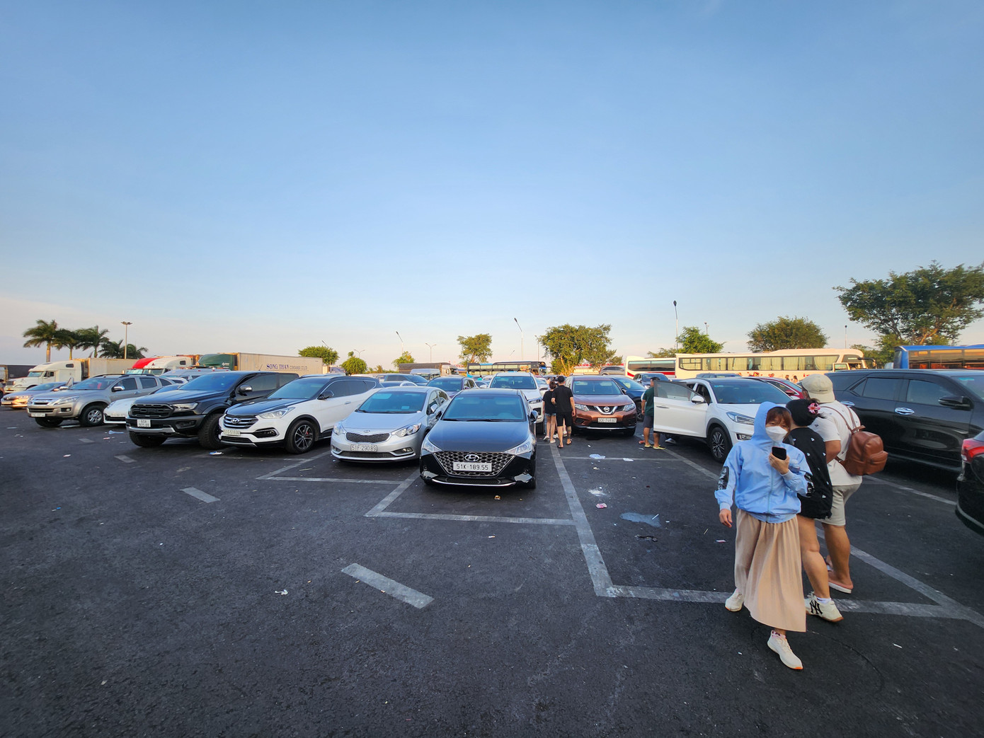 Chiều 1/5, ghi nhận của PV Tiền Phong, dòng người và xe cộ đổ về TPHCM đông nghịt trên cao tốc Long Thành-Dầu Giây. Trạm dừng chân trên cao tốc này ken kín khách. Chiều 1/5, ghi nhận của PV Tiền Phong, dòng người và xe cộ đổ về TPHCM đông nghịt trên cao tốc Long Thành-Dầu Giây. Trạm dừng chân trên cao tốc này ken kín khách.