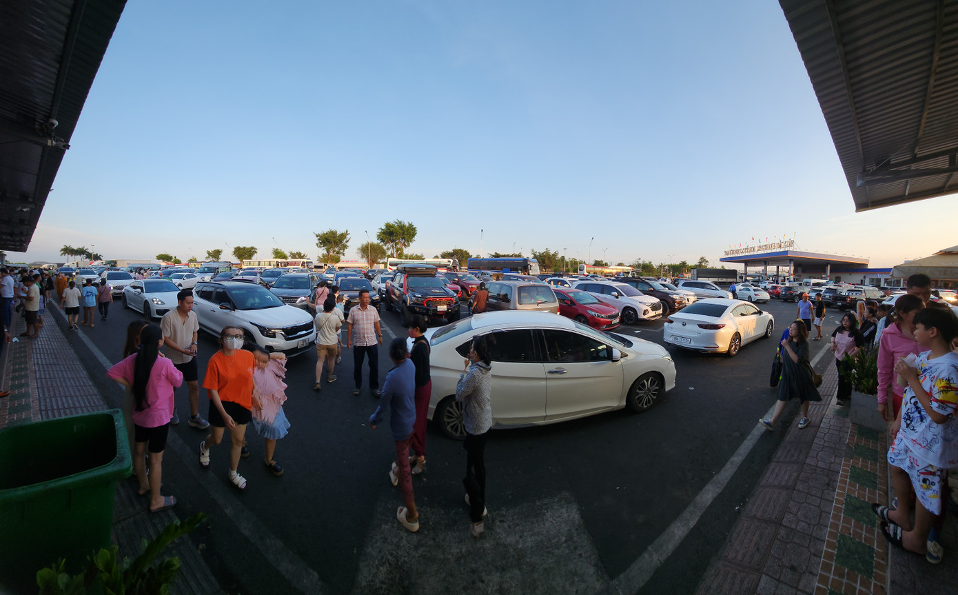 Chiều 1/5, ghi nhận của PV Tiền Phong, dòng người và xe cộ đổ về TPHCM đông nghịt trên cao tốc Long Thành-Dầu Giây. Trạm dừng chân trên cao tốc này ken kín khách. Chiều 1/5, ghi nhận của PV Tiền Phong, dòng người và xe cộ đổ về TPHCM đông nghịt trên cao tốc Long Thành-Dầu Giây. Trạm dừng chân trên cao tốc này ken kín khách.