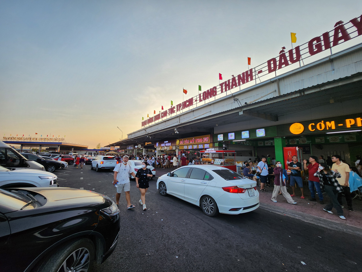 Chiều 1/5, ghi nhận của PV Tiền Phong, dòng người và xe cộ đổ về TPHCM đông nghịt trên cao tốc Long Thành-Dầu Giây. Trạm dừng chân trên cao tốc này ken kín khách. Chiều 1/5, ghi nhận của PV Tiền Phong, dòng người và xe cộ đổ về TPHCM đông nghịt trên cao tốc Long Thành-Dầu Giây. Trạm dừng chân trên cao tốc này ken kín khách.