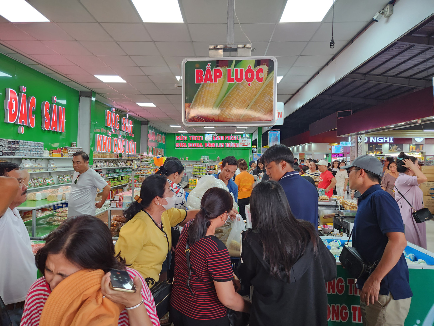 Các hàng quán trong trạm dừng chân cũng đông nghịt khách. Một tài xế chia sẻ, anh đi liên tục 9 tiếng đồng hồ trên cao tốc từ Quy Nhơn (Bình Định) về đến trạm này thì dừng lại nghỉ. Các hàng quán trong trạm dừng chân cũng đông nghịt khách. Một tài xế chia sẻ, anh đi liên tục 9 tiếng đồng hồ trên cao tốc từ Quy Nhơn (Bình Định) về đến trạm này thì dừng lại nghỉ.