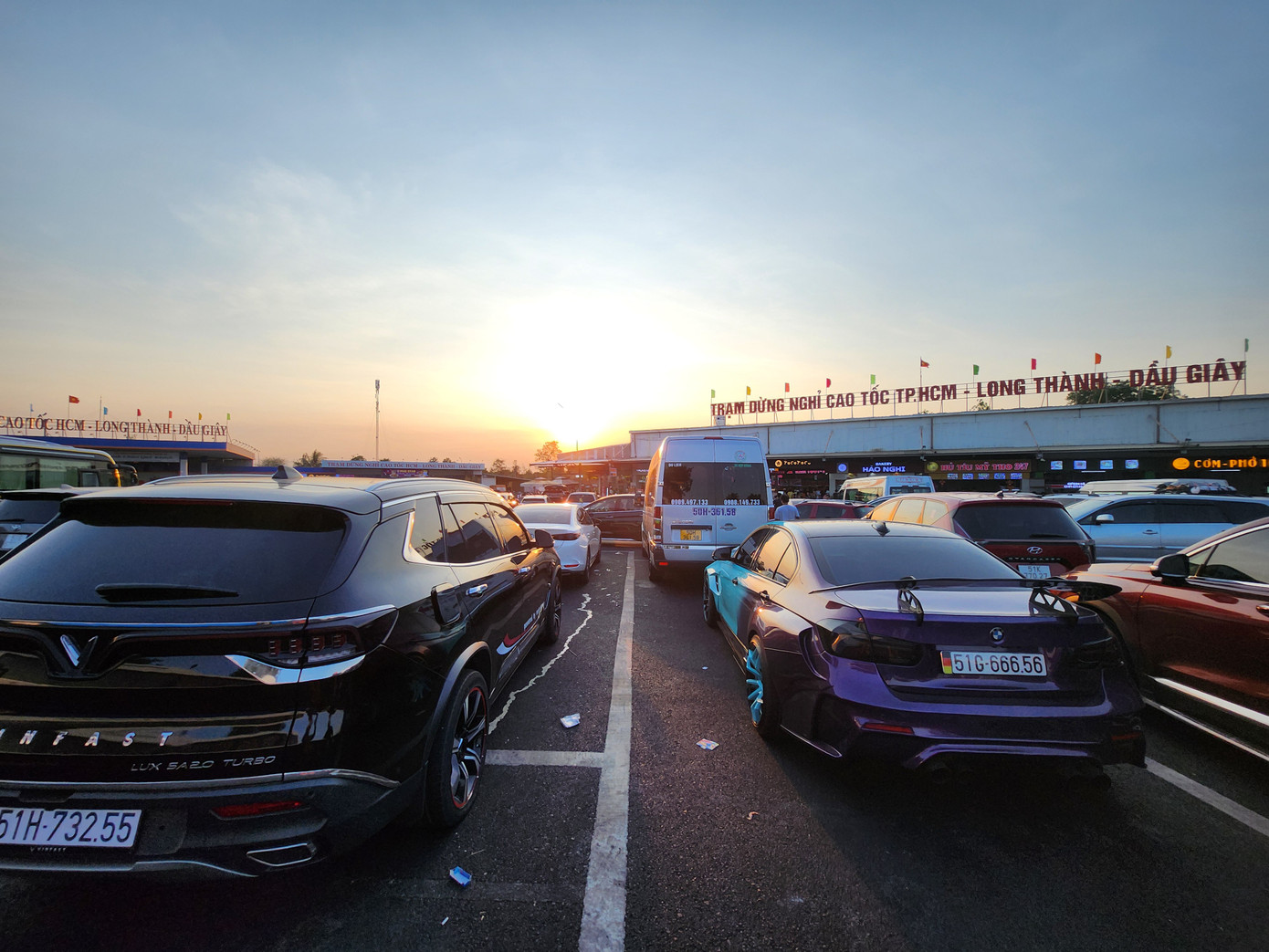 Hàng xe nối dài tại trạm dừng nghỉ Long Thành-Dầu Giây. Nhiều xe ô tô mất gần 30 phút mới tìm được chỗ đậu. Hàng xe nối dài tại trạm dừng nghỉ Long Thành-Dầu Giây. Nhiều xe ô tô mất gần 30 phút mới tìm được chỗ đậu.