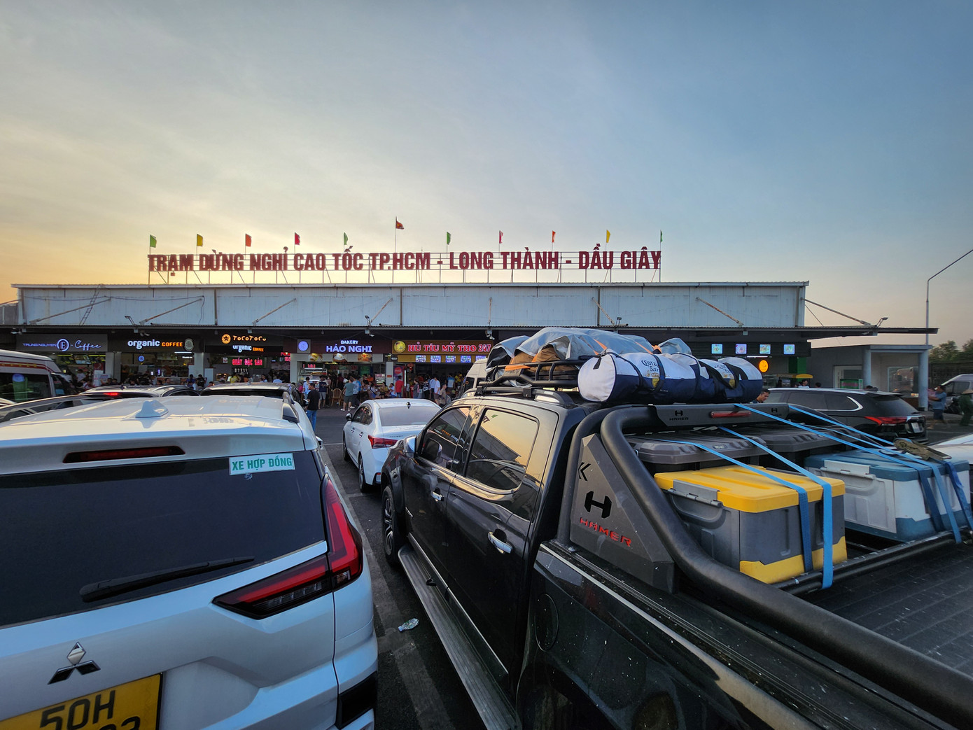 Hàng xe nối dài tại trạm dừng nghỉ Long Thành-Dầu Giây. Nhiều xe ô tô mất gần 30 phút mới tìm được chỗ đậu. Hàng xe nối dài tại trạm dừng nghỉ Long Thành-Dầu Giây. Nhiều xe ô tô mất gần 30 phút mới tìm được chỗ đậu.