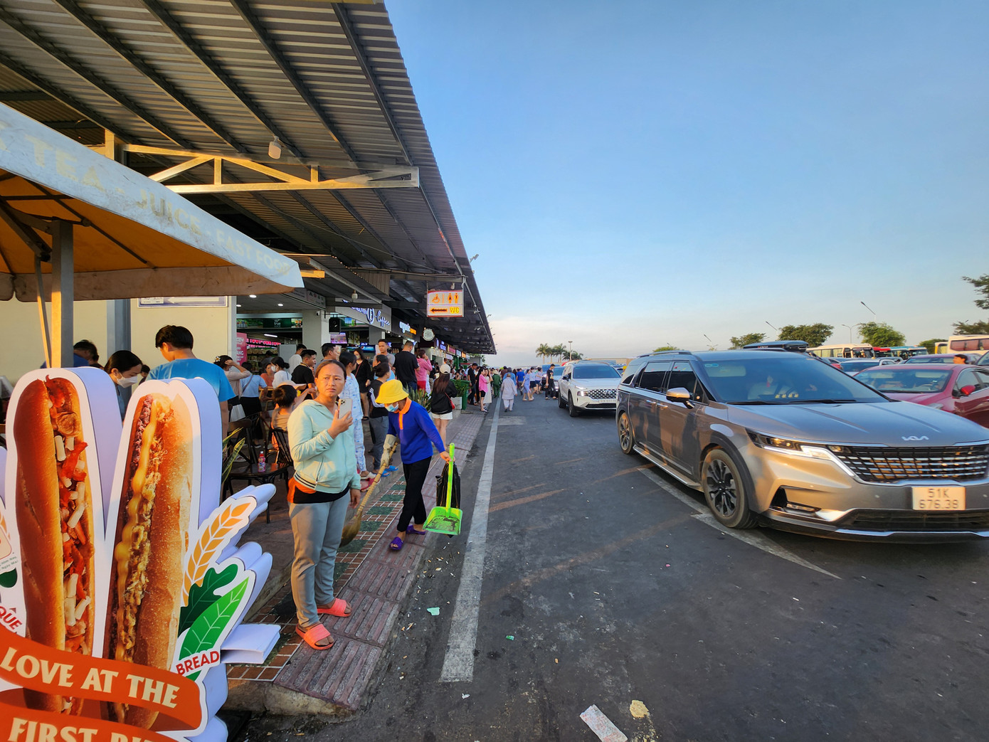 Hàng xe nối dài tại trạm dừng nghỉ Long Thành-Dầu Giây. Nhiều xe ô tô mất gần 30 phút mới tìm được chỗ đậu. Hàng xe nối dài tại trạm dừng nghỉ Long Thành-Dầu Giây. Nhiều xe ô tô mất gần 30 phút mới tìm được chỗ đậu.