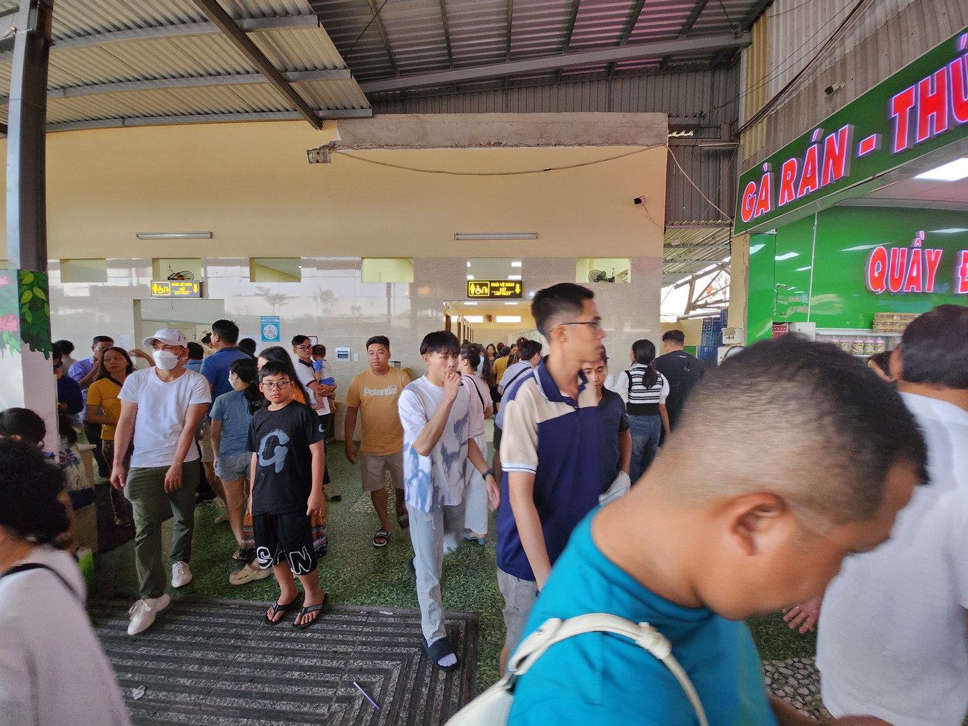 Nhà vệ sinh gần như quá tải. Một nhân viên lau dọn cho biết tình trạng quá tải bắt đầu từ 29/4. Nhà vệ sinh gần như quá tải. Một nhân viên lau dọn cho biết tình trạng quá tải bắt đầu từ 29/4.