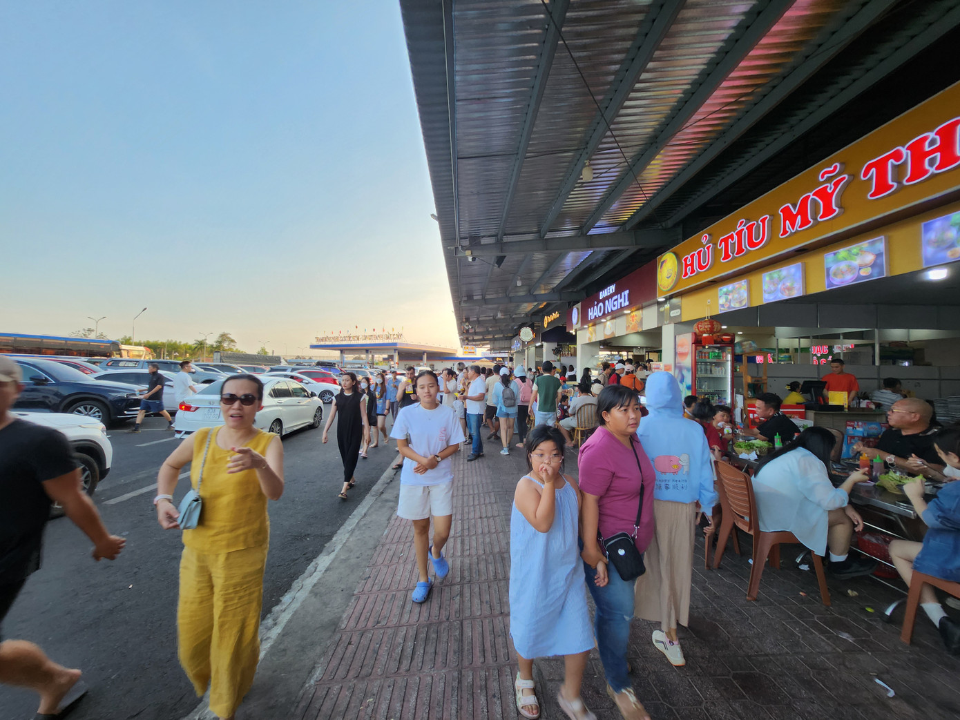 Việc rời đi cũng mất khá nhiều thời gian vì không dễ di chuyển trong điều kiện xe cộ đông đúc. Việc rời đi cũng mất khá nhiều thời gian vì không dễ di chuyển trong điều kiện xe cộ đông đúc.