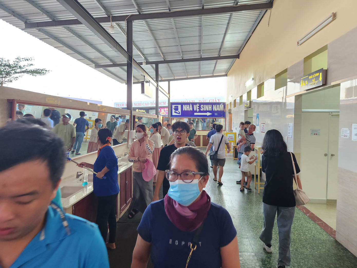 Nhà vệ sinh gần như quá tải. Một nhân viên lau dọn cho biết tình trạng quá tải bắt đầu từ 29/4. Nhà vệ sinh gần như quá tải. Một nhân viên lau dọn cho biết tình trạng quá tải bắt đầu từ 29/4.