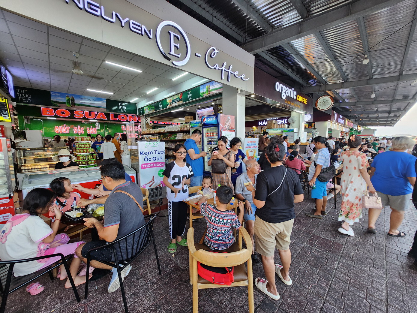 Các hàng quán trong trạm dừng chân cũng đông nghịt khách. Một tài xế chia sẻ, anh đi liên tục 9 tiếng đồng hồ trên cao tốc từ Quy Nhơn (Bình Định) về đến trạm này thì dừng lại nghỉ. Các hàng quán trong trạm dừng chân cũng đông nghịt khách. Một tài xế chia sẻ, anh đi liên tục 9 tiếng đồng hồ trên cao tốc từ Quy Nhơn (Bình Định) về đến trạm này thì dừng lại nghỉ.