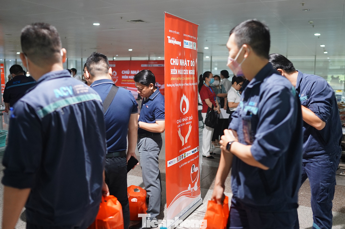 Người tham gia hiến máu được BTC mời ăn sáng tại phở Bigbowl thuộc công ty Autogrill VFS F&B, sân bay quốc tế Tân Sơn Nhất. Bên cạnh đó, mỗi người tham gia hiến máu còn được nhận 1 phiếu bảo hiểm xe gắn máy đến từ tổng công ty Bảo hiểm Quân đội (MIC). Người tham gia hiến máu được BTC mời ăn sáng tại phở Bigbowl thuộc công ty Autogrill VFS F&B, sân bay quốc tế Tân Sơn Nhất. Bên cạnh đó, mỗi người tham gia hiến máu còn được nhận 1 phiếu bảo hiểm xe gắn máy đến từ tổng công ty Bảo hiểm Quân đội (MIC).