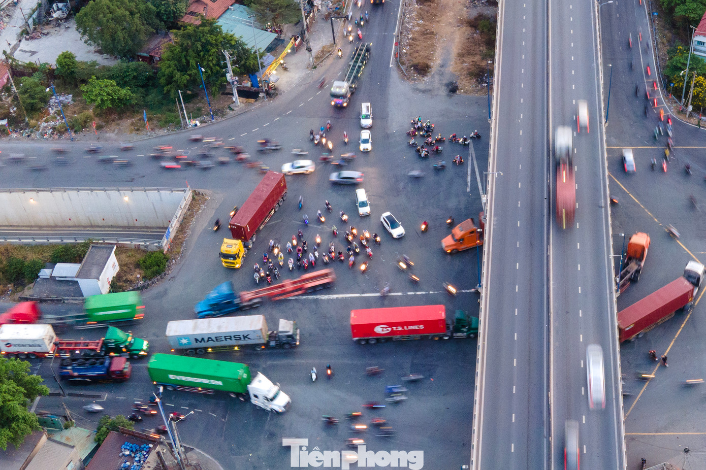 Việc phải di chuyển chung làn đường khiến tình hình lưu thông nơi đây khá hỗn loạn vào giờ cao điểm.