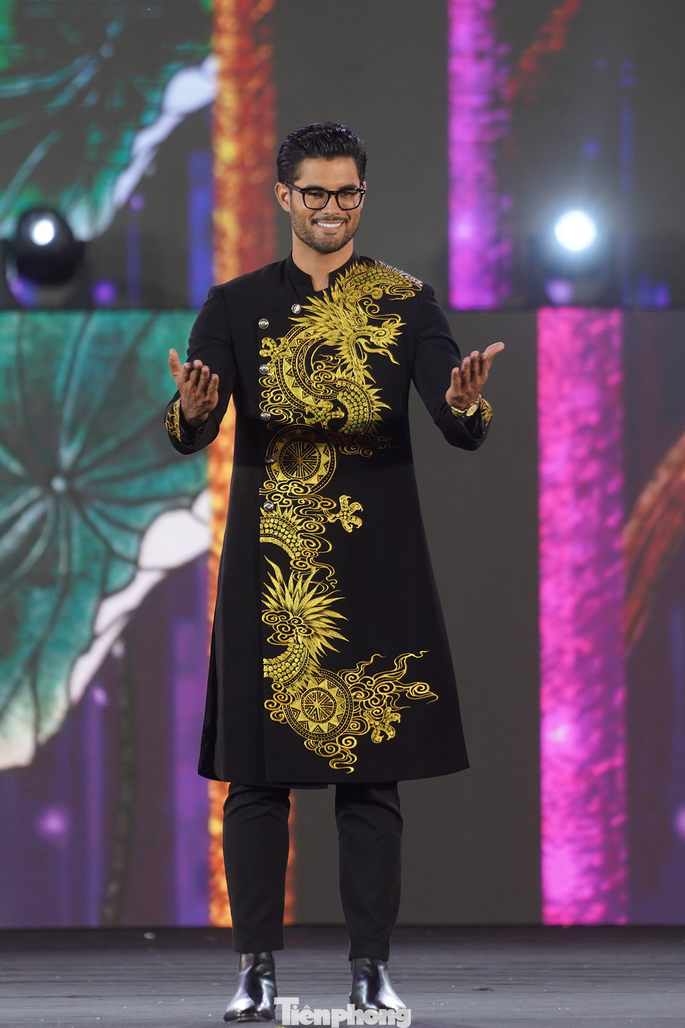 Nam vương Danny Mejía Romero lịch lãm trong bộ áo dài mang họa tiết trống đồng, chim Lạc. Trong khi đó, Juan Alberto Garcia - Mr World Americas - biểu diễn tự tin trong thiết kế in hình rồng.