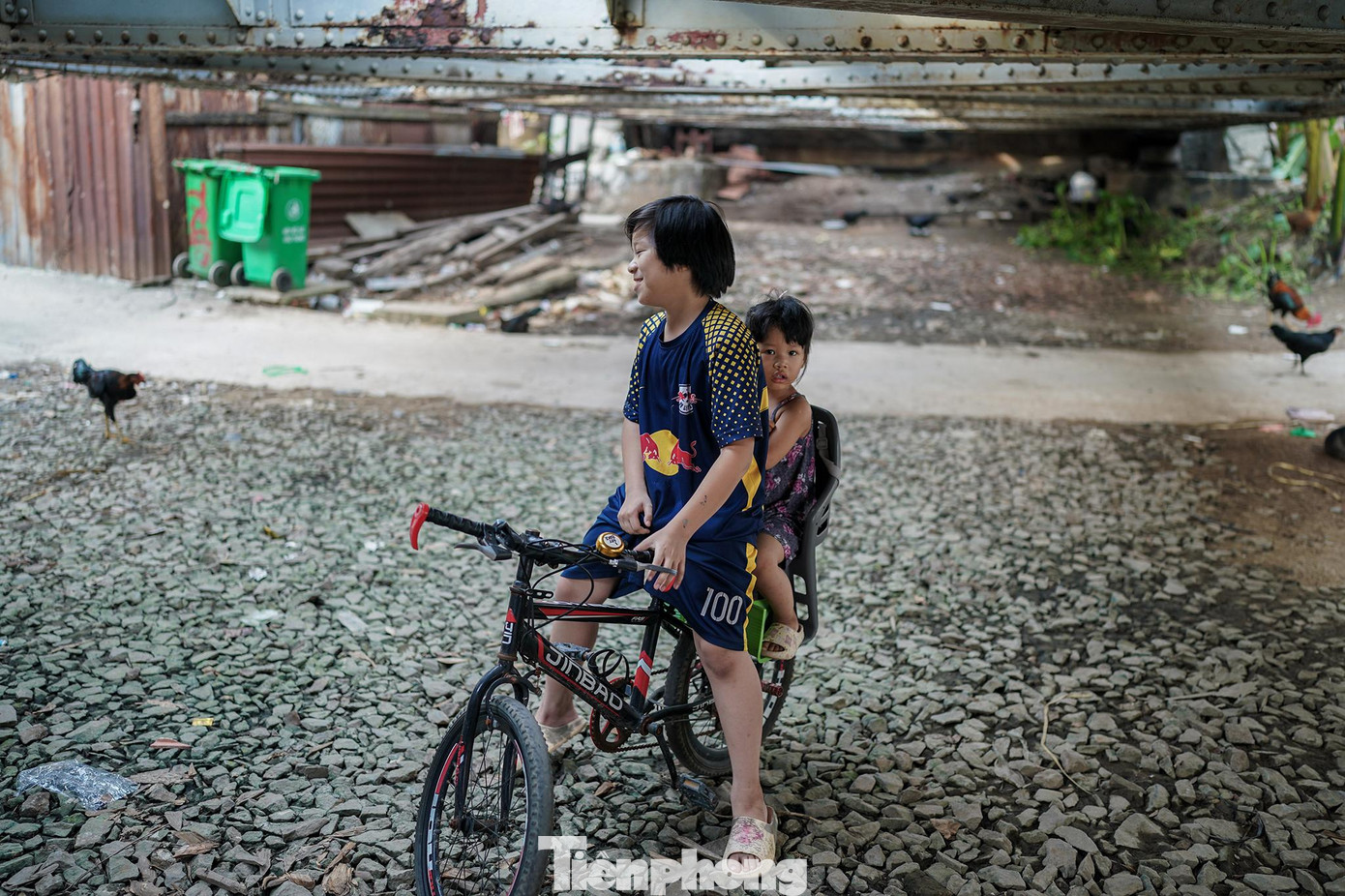 Hai em nhỏ đang chơi dưới gầm cầu trăm tuổi.