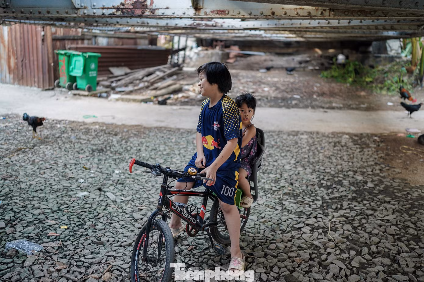 Hai em nhỏ đang chơi dưới gầm cầu trăm tuổi.