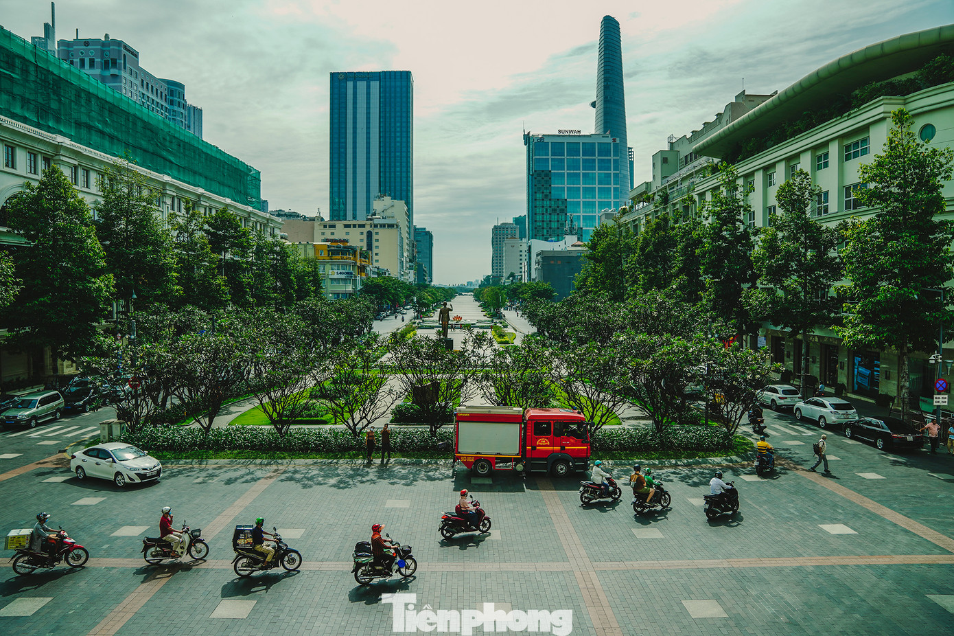 Ban công tòa nhà nhìn ra ôm trọn phố đi bộ Nguyễn Huệ vào tầm mắt.