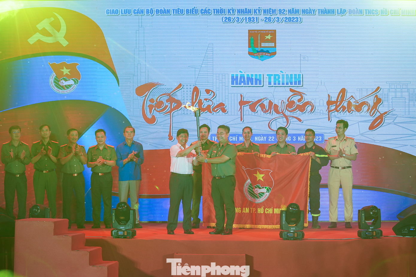 Đại uý Đặng Văn Thắng tiếp nhận ngọn đuốc từ ông Nguyễn Văn Hùng, Chủ tịch tập đoàn quốc tế Phượng Hoàng, Nguyên Bí thư Đoàn CATP nhiệm kỳ III.