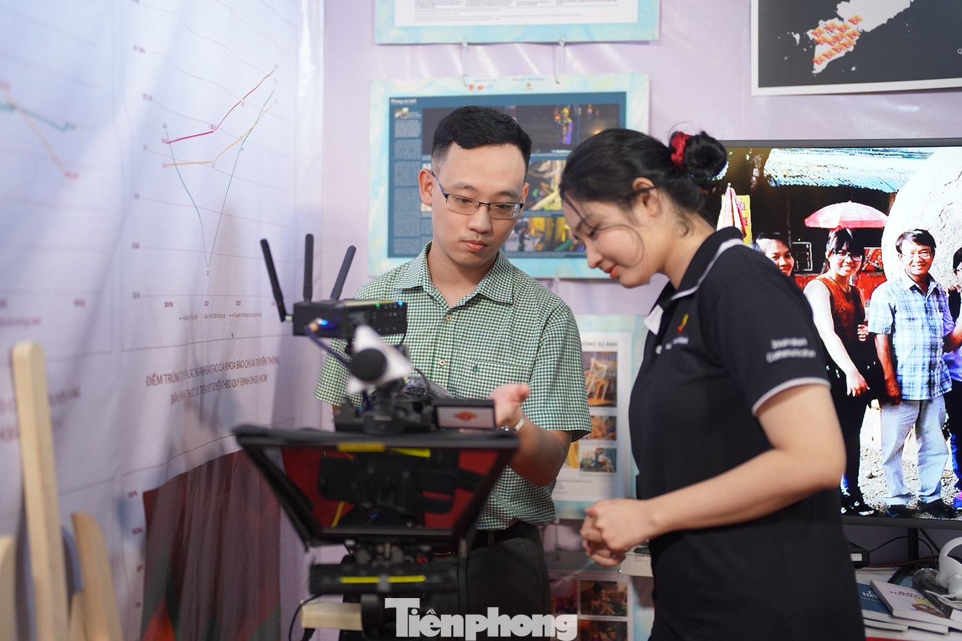 "Khi ra Hội báo, bản thân em mở mang thêm hiểu biết về nghề báo, bổ sung thêm kiến thức báo chí cho bản thân để làm hành trang cho tương lai. Em thấy hội báo mang đến cho em cảm giác ấm áp và nồng nàn hơi thở của tình đồng nghiệp vì em được giải đáp tất cả mọi thắc mắc từ các anh chị, cô chú", bạn Phạm Hoàng Khánh Vy, lớp BCCQTT K23, trường ĐH KHXHNV TPHCM chia sẻ.