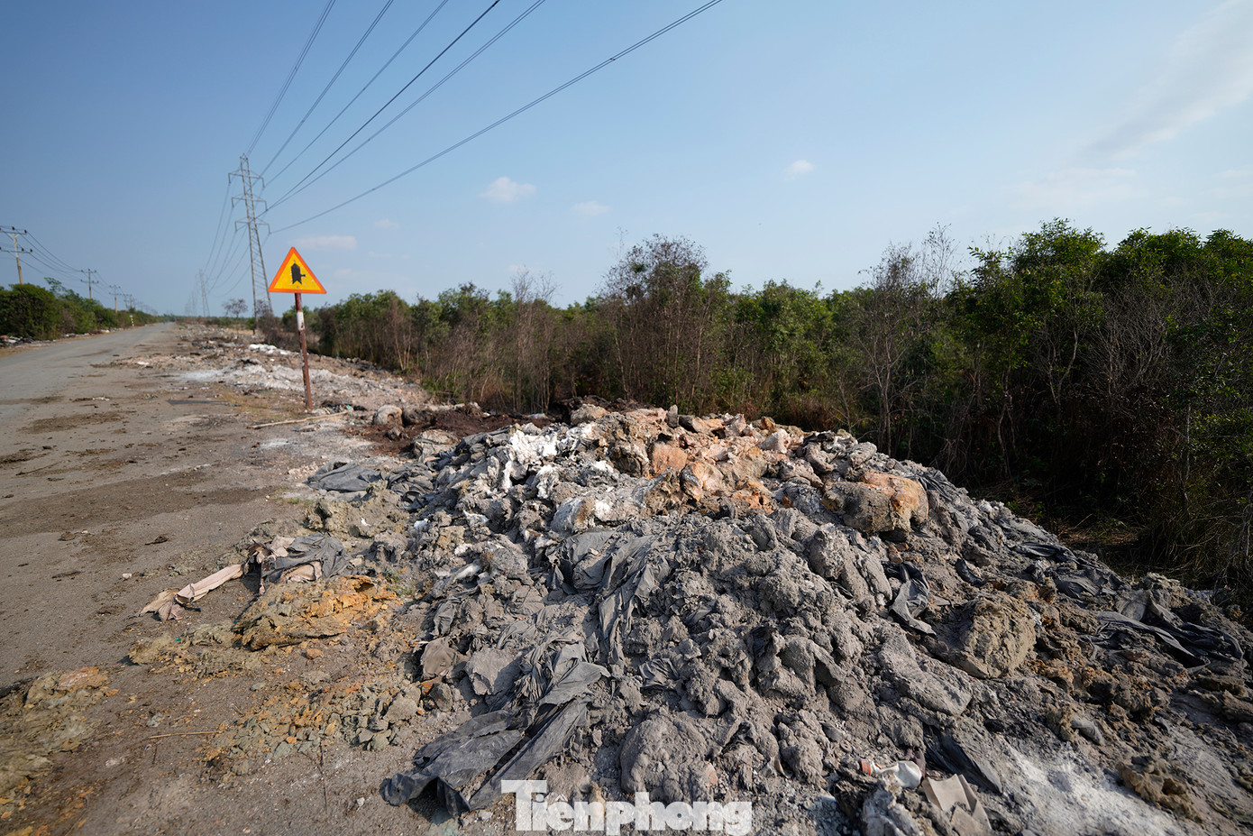Những đống rác thải được tập kết trải dài...