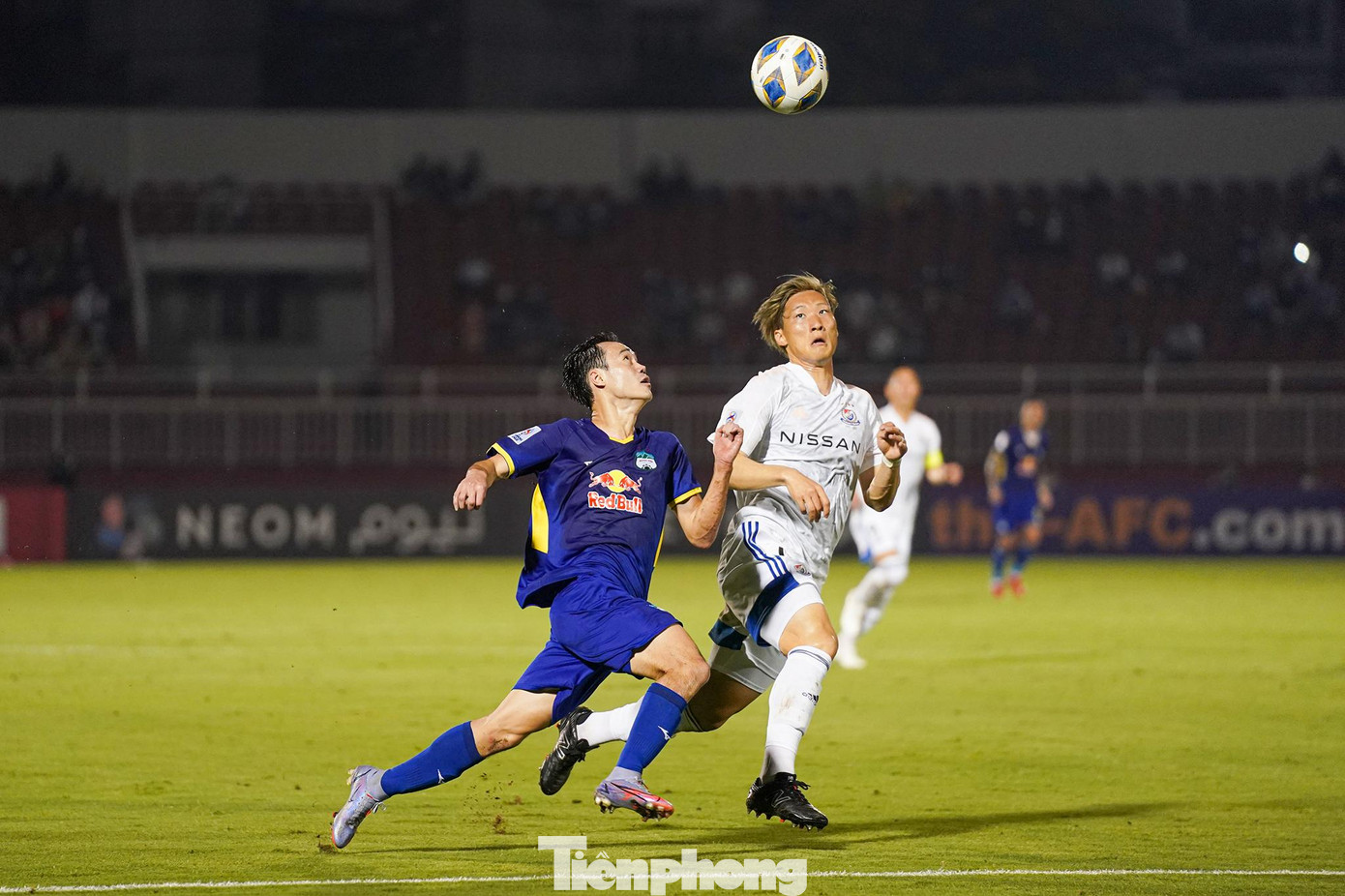 Sau tiếng còi khai cuộc của trọng tài Mongkolchai, các học trò của HLV &quot;Zico&quot; không hề có ý định chơi phòng ngự phản công. Đội bóng phố Núi chơi sòng phẳng với đối thủ đến từ Nhật Bản. Ngay phút thứ 4, Vũ Văn Thanh có pha xử lý cá nhân ấn tượng. Anh đoạt bóng trong chân cầu thủ đối phương rồi tung cú sút chìm bằng chân trái hiểm hóc, bóng chạm cột dọc đáng tiếc.