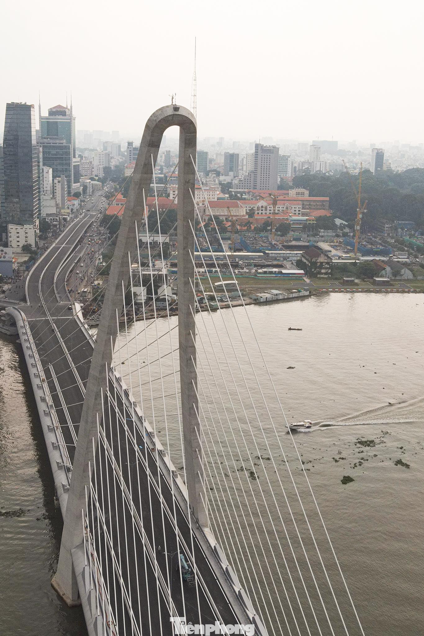 Sở GTVT TPHCM cho biết dự án xây dựng cầu Thủ Thiêm 2 là một trong các dự án trọng điểm của ngành giao thông thành phố. Vượt qua đại dịch COVID-19 diễn biến hết sức phức tạp trên địa bàn thành phố vừa qua, các đơn vị liên quan đã nỗ lực tăng cường các giải pháp nhằm đảm bảo an toàn chống dịch theo quy định. Đồng thời, vừa đảm bảo đẩy nhanh tiến độ thi công hoàn thành công trình. Đến nay, công trình đã cơ bản hoàn thành.