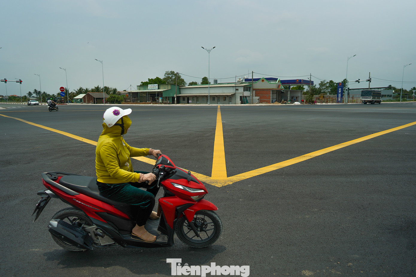 &quot;Giờ vòng xoay này được mở rộng, trải nhựa phẳng lì, chạy xe cảm giác nó lạ lắm&quot;, chị Lê Thị Uyên chia sẻ trong lúc dừng đèn đỏ.