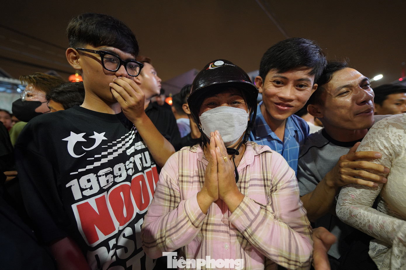 Hàng nghìn người dân và du khách đứng chờ nhiều giờ để được nhận lộc sau khi thực hiện các nghi thức kết thúc lễ hội.