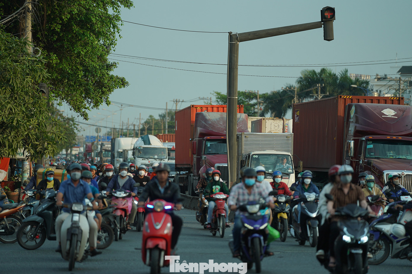 Đông nhất là giờ đi làm và giờ tan ca khi dòng xe máy di chuyển từ hướng Đồng Nai, qua phà Cát Lái hướng về TPHCM.