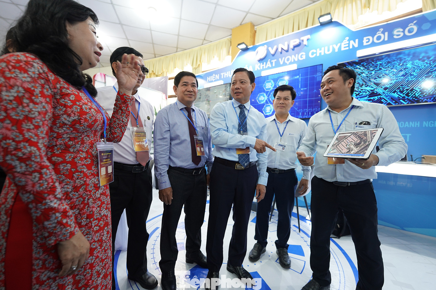 &quot;Tiếp nhận thông tin từ lãnh đạo tỉnh Long An trong việc người dân hiện đang gặp khó khăn trong mỗi lần đi thăm mộ ở nghĩa trang liệt sĩ tỉnh, đội ngũ nghiên cứu của chúng tôi ngay lập tức triển khai phần mềm này. Tìm mộ chỉ là một tiện ích nhỏ, phần mềm này giúp quản lý nghĩa trang, kết nối thông tin tìm thân nhân... trong tương lai. Sắp tới, để sử dụng ứng dụng này, người dân không cần cài ứng dụng vì sẽ được tích hợp vào zalo&quot;, ông Võ Trường Sang (cầm ipad), Phó giám đốc Khách hàng Doanh nghiệp VNPT Long An chia sẻ với lãnh đạo tỉnh và ở ngành tỉnh Long An.