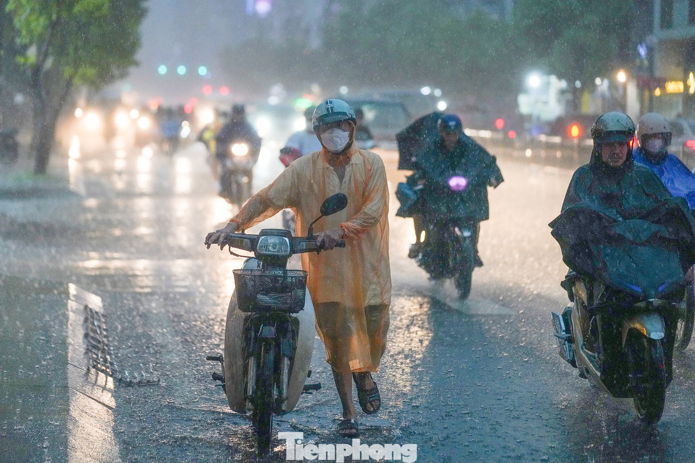 Đường chưa ngập nhưng đã có xe bị chết máy trong cơn mưa to.