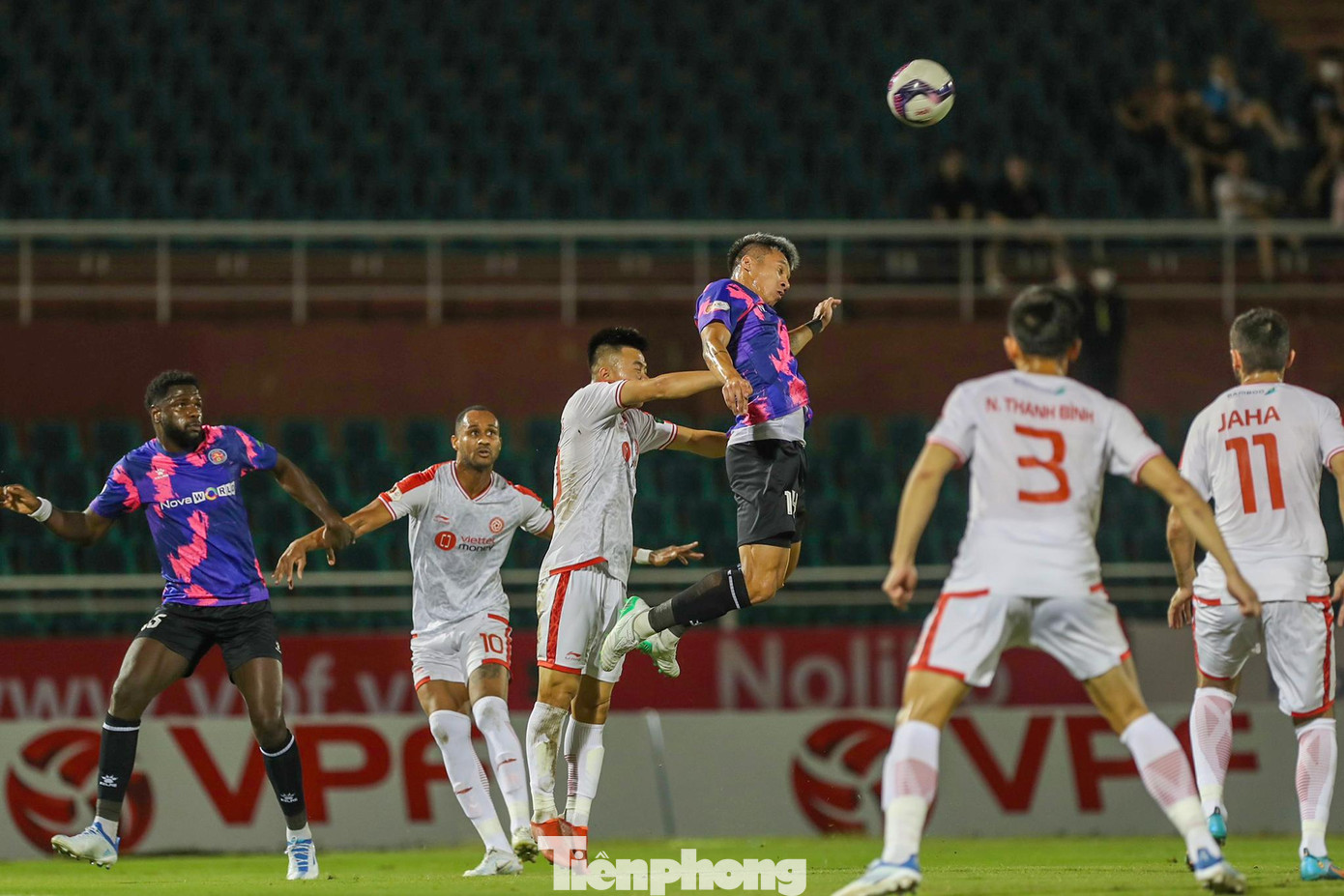 Trước trận này, Sài Gòn đang xếp cuối BXH khi chỉ có 15 điểm sau 17 vòng đấu. Trong khi Viettel đang nằm trong nhóm dẫn đầu với 29 điểm. Nhìn vào phong độ thi đấu giữa hai đội cũng thấy được sự chênh lệch khi Viettel đã thắng 5, hòa 1, thua 1 trong 7 vòng đấu V-League gần nhất, trong khi con số này với đội chủ nhà đang là 2 thắng, 2 hòa và 3 thua. Trước trận này, Sài Gòn đang xếp cuối BXH khi chỉ có 15 điểm sau 17 vòng đấu. Trong khi Viettel đang nằm trong nhóm dẫn đầu với 29 điểm. Nhìn vào phong độ thi đấu giữa hai đội cũng thấy được sự chênh lệch khi Viettel đã thắng 5, hòa 1, thua 1 trong 7 vòng đấu V-League gần nhất, trong khi con số này với đội chủ nhà đang là 2 thắng, 2 hòa và 3 thua.