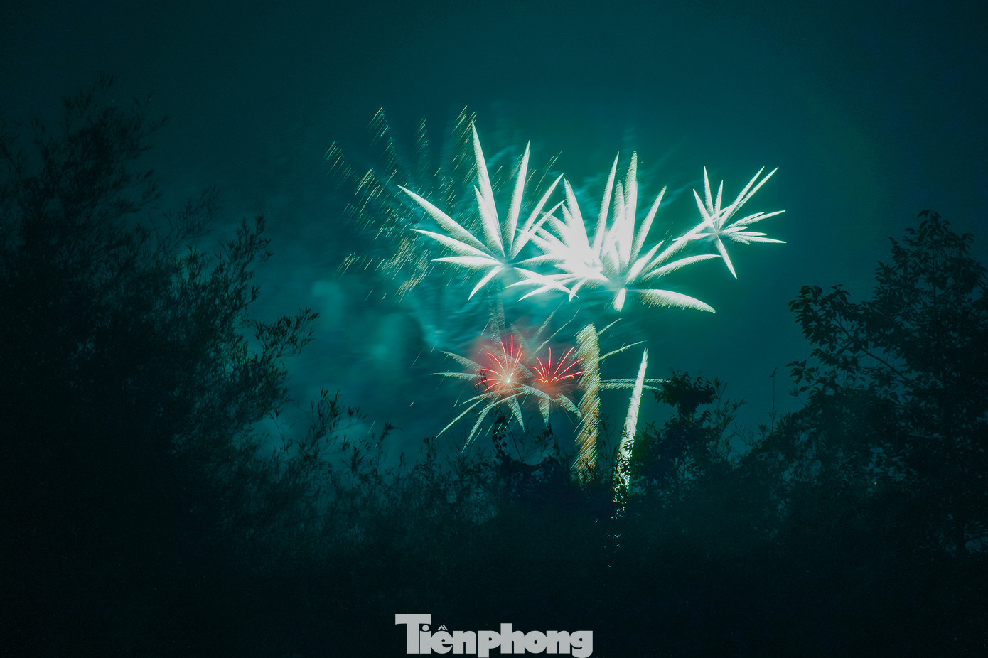 Bài bắn tại khu vực Khu di tích lịch sử Ngã Ba Giồng tuy là tầm thấp nhưng có nhiều phân đoạn kết hợp hoành tráng, tiếng nổ vang trời khiến người xem không ngớt trầm trồ.