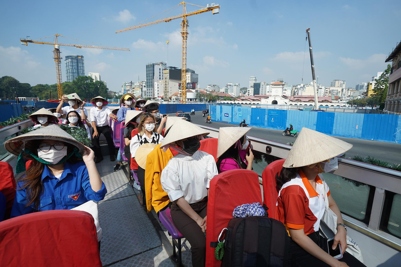 Công trường ga tàu Metro phía trước chợ Bến Thành hứa hẹn mang đến cho du khách và người dân thành phố một trải nghiệm thú vị khác. Công trường ga tàu Metro phía trước chợ Bến Thành hứa hẹn mang đến cho du khách và người dân thành phố một trải nghiệm thú vị khác.