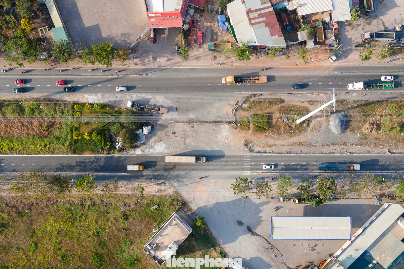 Có nhiều đoạn chắn bị chiếm dụng làm nơi bơm hơi, vá lốp ô tô. &quot;Tôi không hiểu sao hàng cây ở giữa làm rộng như thế nhưng cũng không thấy hoàn thiện, cứ để trơ ra như vậy. Trong khi đó, làn dành cho xe máy thì quá nhỏ, hai xe chạy song song là hết làn dành cho xe máy&quot;, ông Phạm Thế Anh, một người giao hàng chia sẻ.