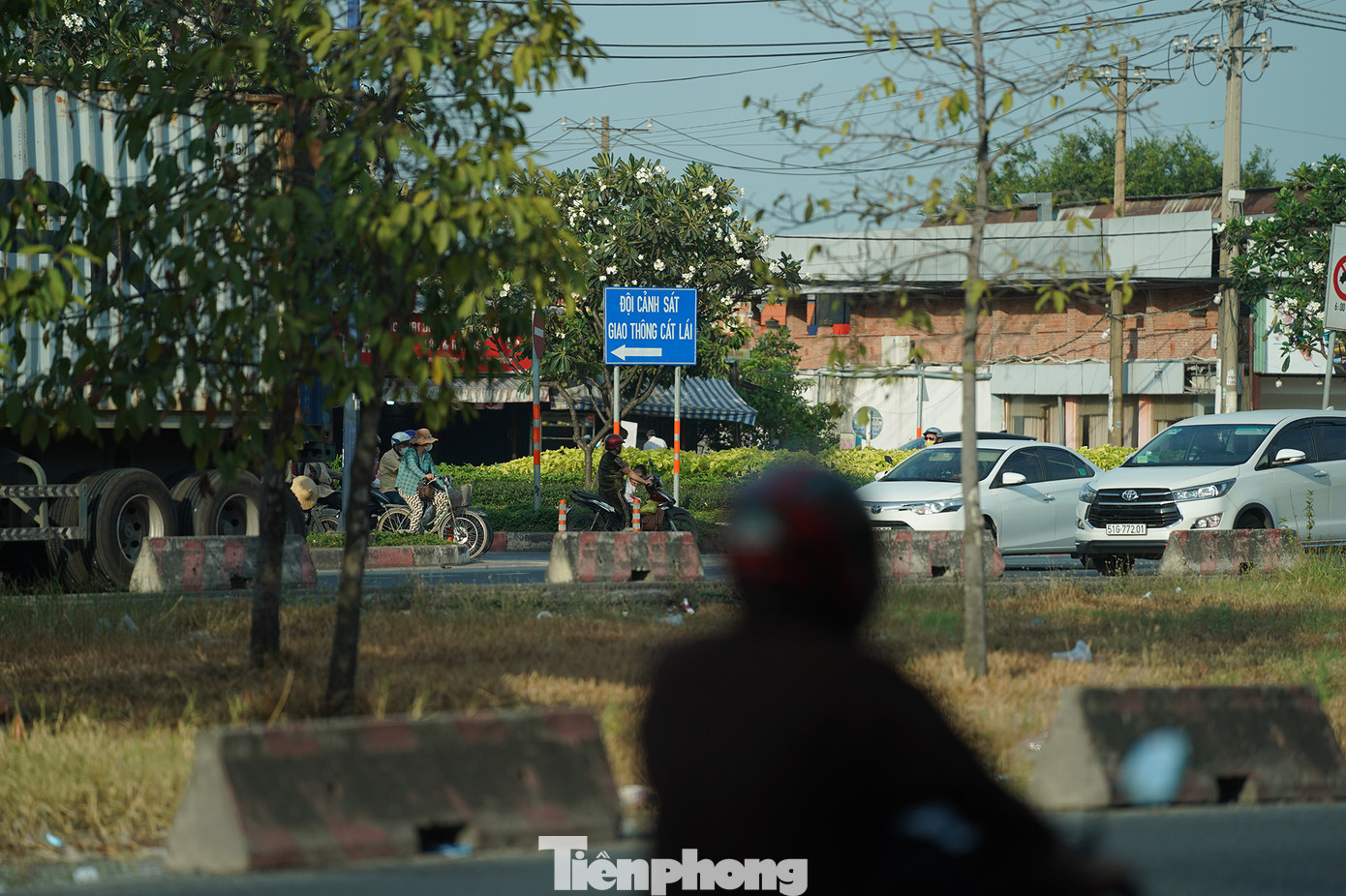 Người dân vẫn luôn mong mỏi con đường hoàn thiện.