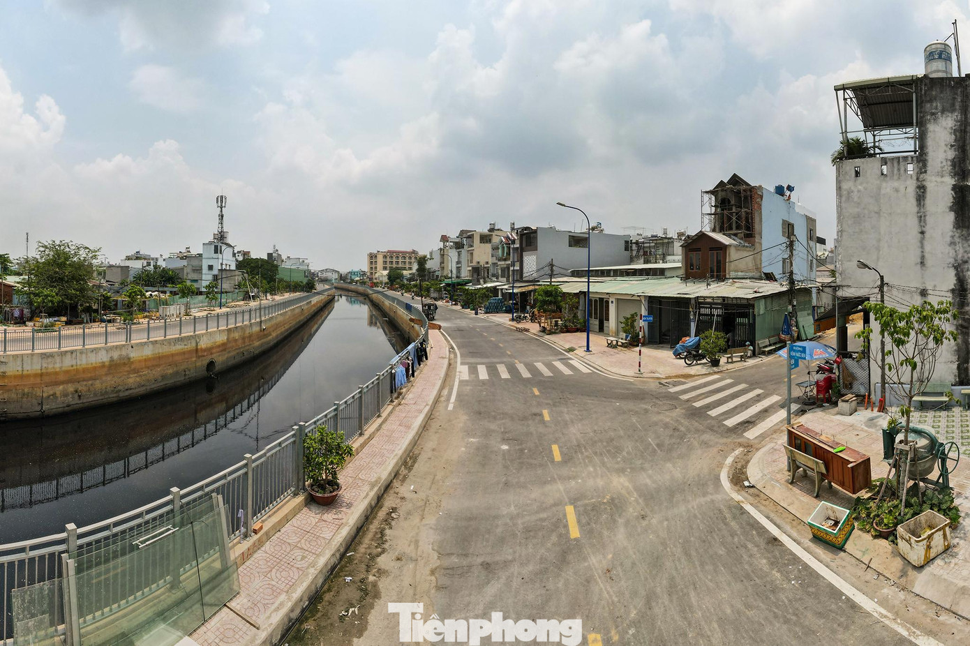 Dự án dài 1,4 km, rộng 40 m bao gồm cả mặt đường, vỉa hè và lòng kênh. Một phần kênh Nước Đen là cống hộp được thi công từ năm 2005. Trên cống là công viên cây xanh được xây hơn chục năm trước, tạo cảnh quan xanh cho bờ kênh.