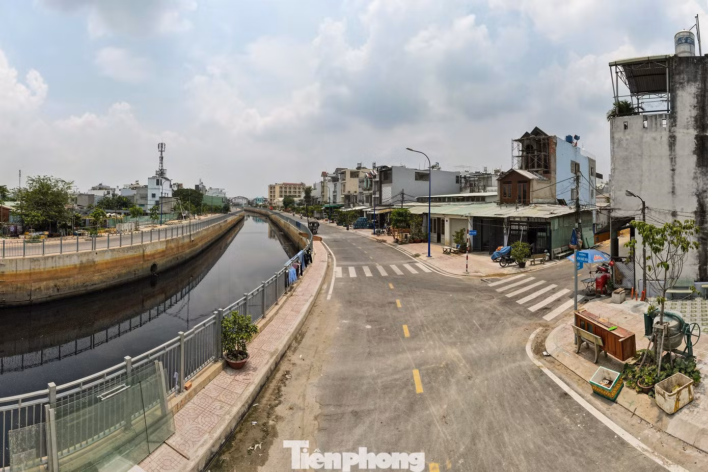 Dự án dài 1,4 km, rộng 40 m bao gồm cả mặt đường, vỉa hè và lòng kênh. Một phần kênh Nước Đen là cống hộp được thi công từ năm 2005. Trên cống là công viên cây xanh được xây hơn chục năm trước, tạo cảnh quan xanh cho bờ kênh.