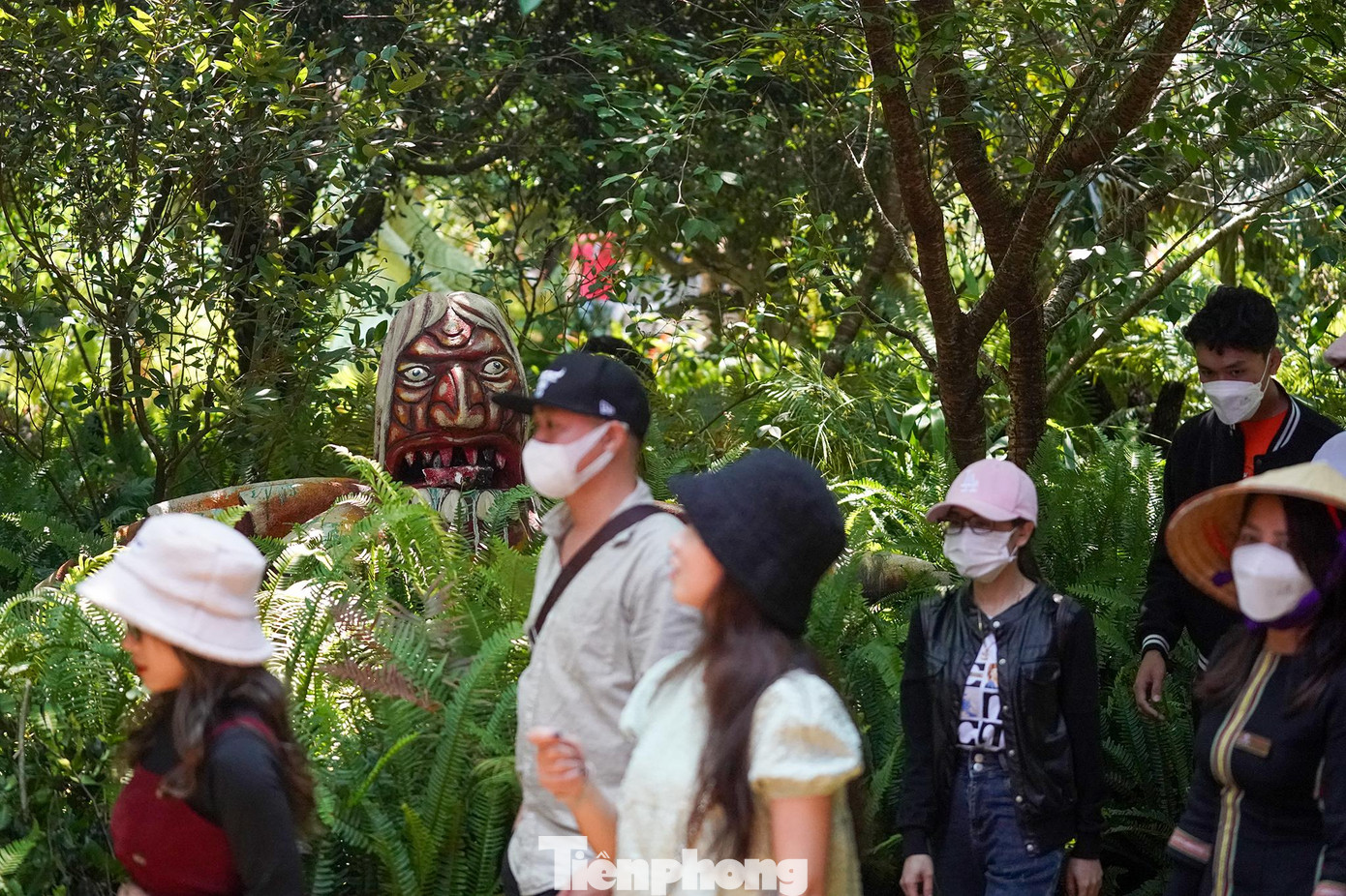 Khu du lịch được trang trí nhiều tiểu cảnh ma mị, liên quan đến chủ đề Quỷ Núi. Khu du lịch được trang trí nhiều tiểu cảnh ma mị, liên quan đến chủ đề Quỷ Núi.