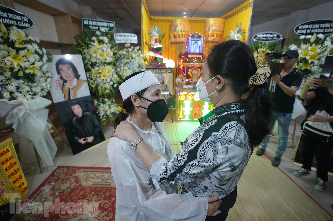 Tối 18/2, nhiều nghệ sĩ đã đến viếng cố nghệ sĩ Vương Cảnh, ai cũng tiếc thương cho chàng Thạch Sanh tài hoa của cải lương Nam bộ.