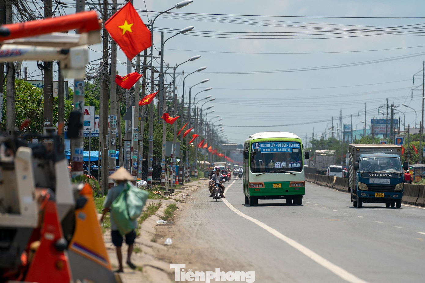 Quốc lộ 1A, đoạn gần chợ Bình Chánh hai chiều lưu thông thưa thớt phương tiện trong ngày đầu nghỉ lễ Quốc khánh 2/9.