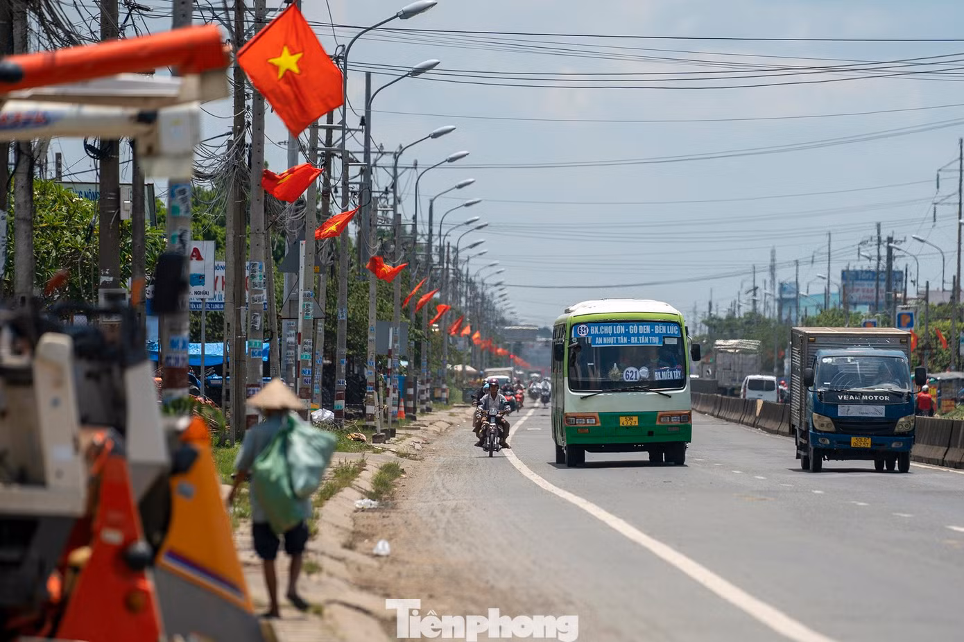 Quốc lộ 1A, đoạn gần chợ Bình Chánh hai chiều lưu thông thưa thớt phương tiện trong ngày đầu nghỉ lễ Quốc khánh 2/9.