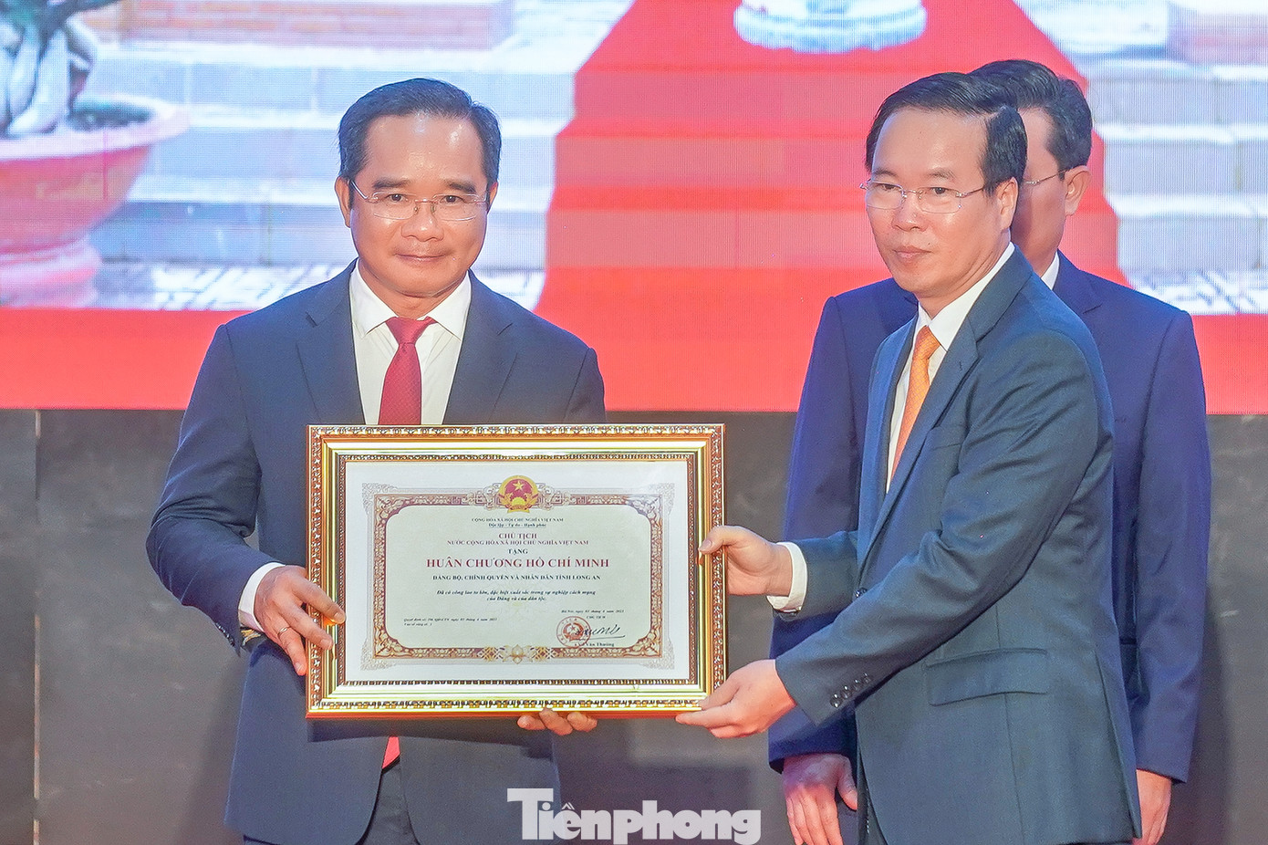 Chủ tịch nước Võ Văn Thưởng trao tặng Huân chương Hồ Chí Minh tới Đảng bộ, chính quyền và nhân dân tỉnh Long An. Ông Nguyễn Văn Được - Bí thư Tỉnh uỷ, Chủ tịch HĐND tỉnh Long An - thay mặt lãnh đạo và nhân dân địa phương đón nhận. Chủ tịch nước Võ Văn Thưởng trao tặng Huân chương Hồ Chí Minh tới Đảng bộ, chính quyền và nhân dân tỉnh Long An. Ông Nguyễn Văn Được - Bí thư Tỉnh uỷ, Chủ tịch HĐND tỉnh Long An - thay mặt lãnh đạo và nhân dân địa phương đón nhận.