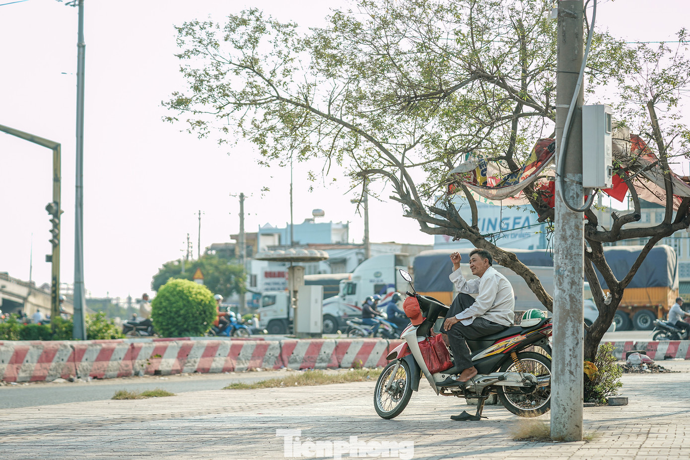 &quot;Ngã tư An Sương bây giờ đỡ lắm, không còn cảnh kẹt xe như ngày xưa. Mấy năm trước khi chưa có hầm chui, anh em xe ôm tụi tui cũng hay nhào ra điều tiết khi chưa có CSGT. Giờ phương tiện di chuyển qua đoạn này nhiều hơn nhưng không có cảnh kẹt, chỉ dồn ứ thôi&quot;, ông Nguyễn Văn Cường, chạy xe ôm ở ngã tư An Sương gần 20 năm chia sẻ.
