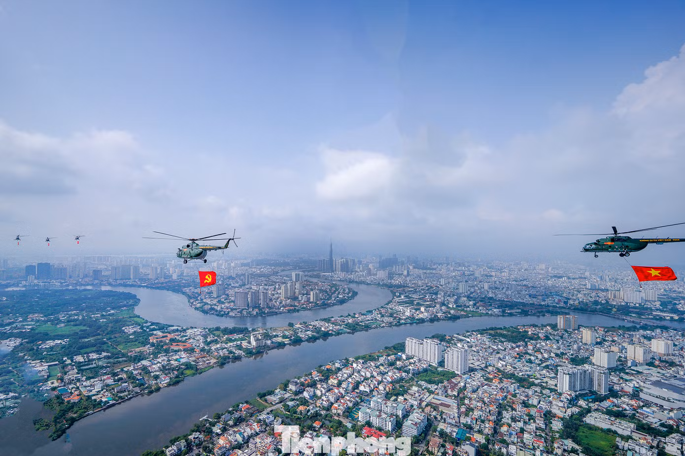 Đội hình bay được tổ chức thành ba biên đội.